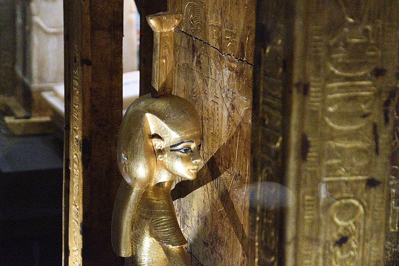 72 MAK_7161.jpg - Particolare del sarcofago dorato che al suo interno custodiva il contenitore di alabastro con i vasi canopi il cui nome dovrebbe derivare dal culto di Osiride, rappresentato con forma di vaso, praticato dagli abitanti della città di Canopo, sul delta del Nilo.